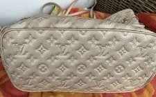 Louis Vuitton — Louis Vuitton Medium W/ Removable Zip — Handbag — resale